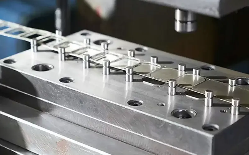 Peralatan apa yang digunakan untuk stamping?