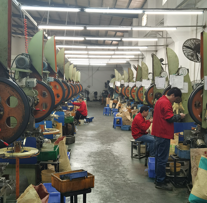 Barisan pengeluaran kelopak dalam logam nuote